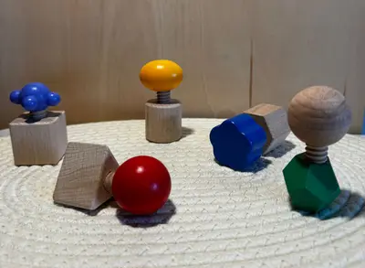 Emparejamiento de cuerpos geométricos y tornillos. — foto 2